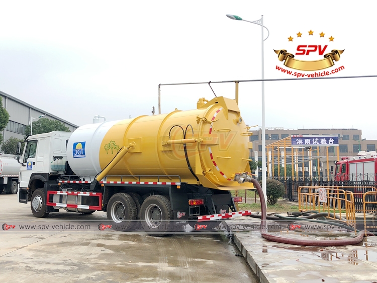 18,000 Litres Vacuum Tanker Sinotruk - Suction